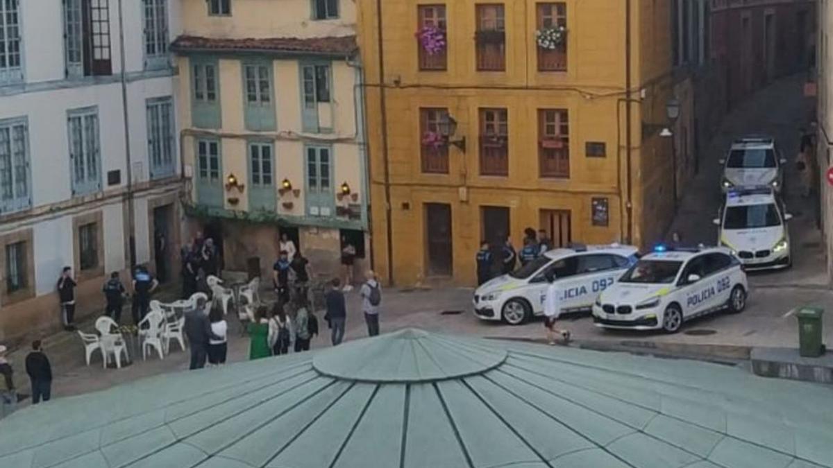 Amplio despliegue policial en Oviedo para controlar a un exaltado