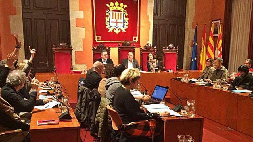 Regidors socialistes votant en contra de l&#039;esmena de substitució a la seva moció, en el ple d&#039;ahir