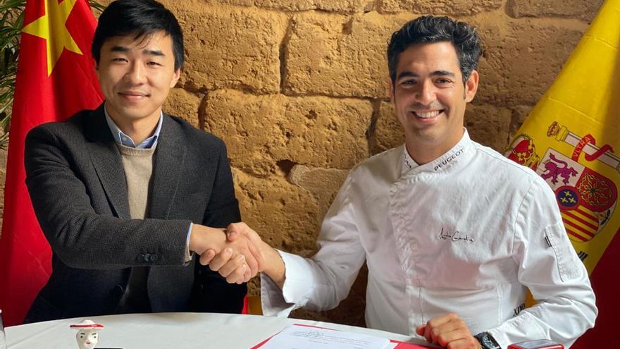 Momento de la firma del acuerdo esta mañana en Palma y paralelamente en China por videoconferencia.