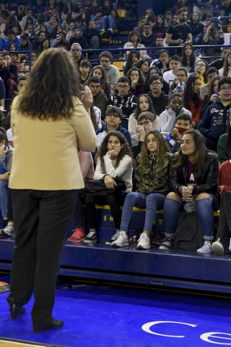 La diputada Carla Antonelli, con estudiantes de Secundaria en el Centro Insular de Deportes