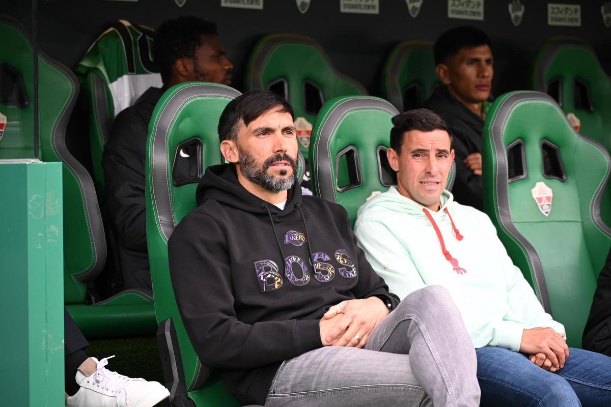 Eder Sarabia, junto a su segundo entrenador, Jon López