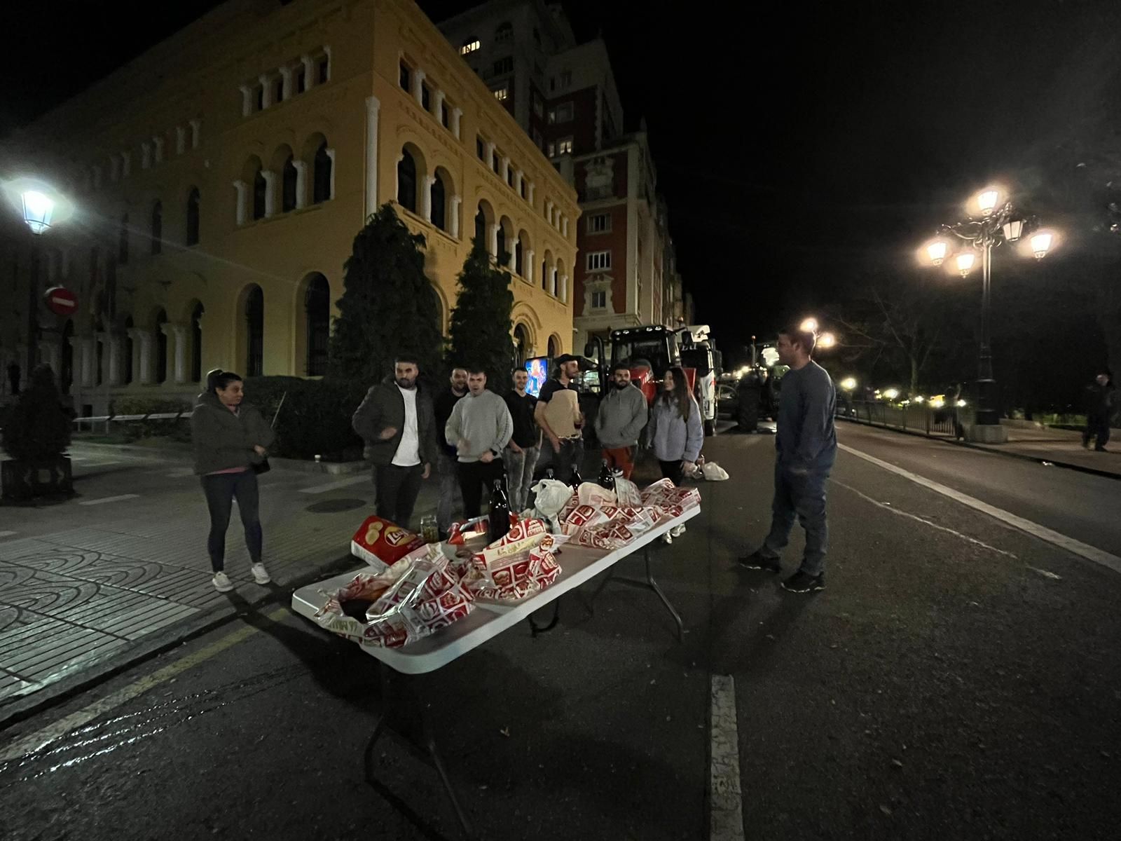 Así pasan la noche los ganaderos de protesta en la calle Uría de Oviedo