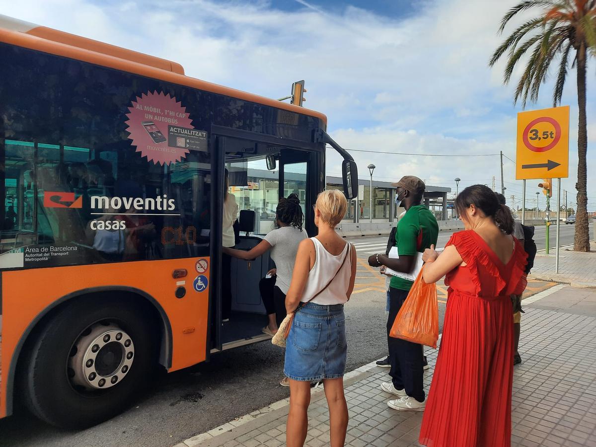 Usuarios cogen el autobús C10 en dirección a Barcelona delante de la estación de Renfe de Premià.