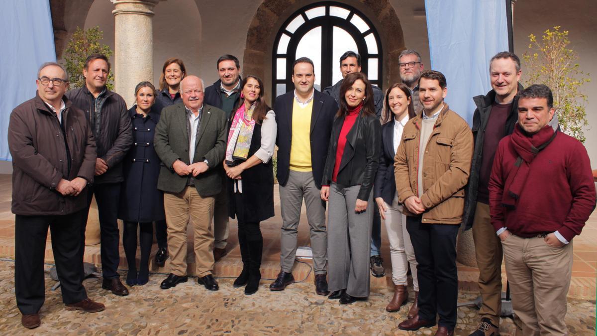 Valdivia, en el centro, junto al resto de cargos del partido que ayer se dieron cita en Priego.