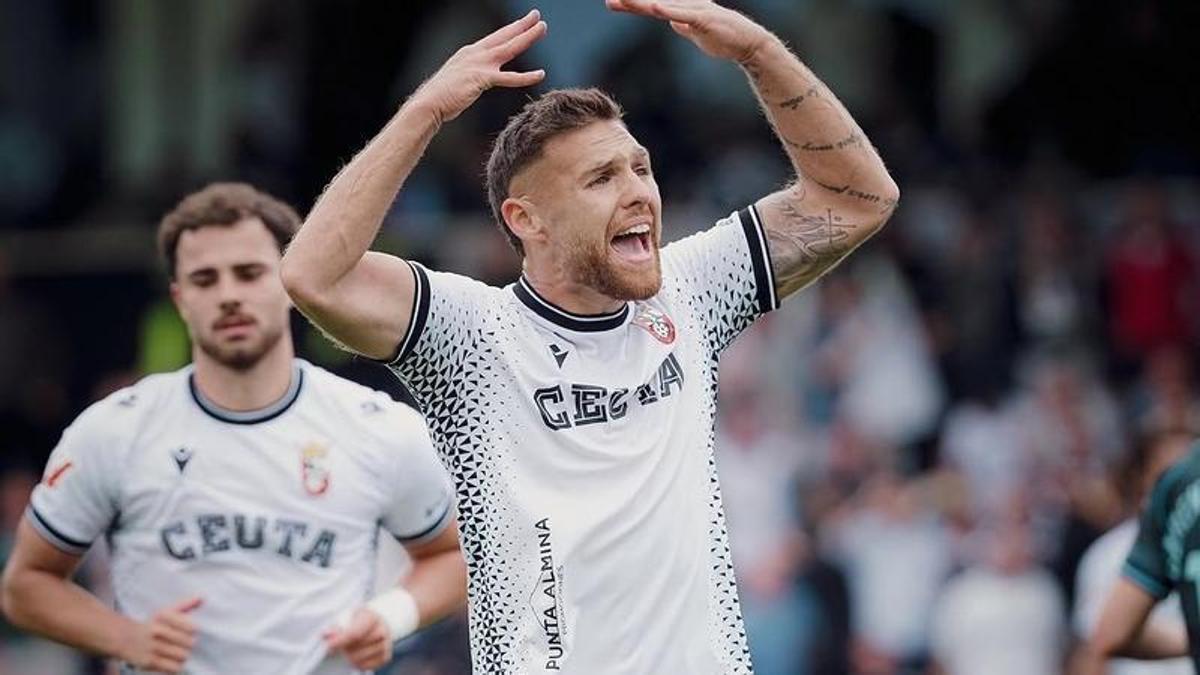 Diego González, tras un gol del Ceuta en la pasada temporada.
