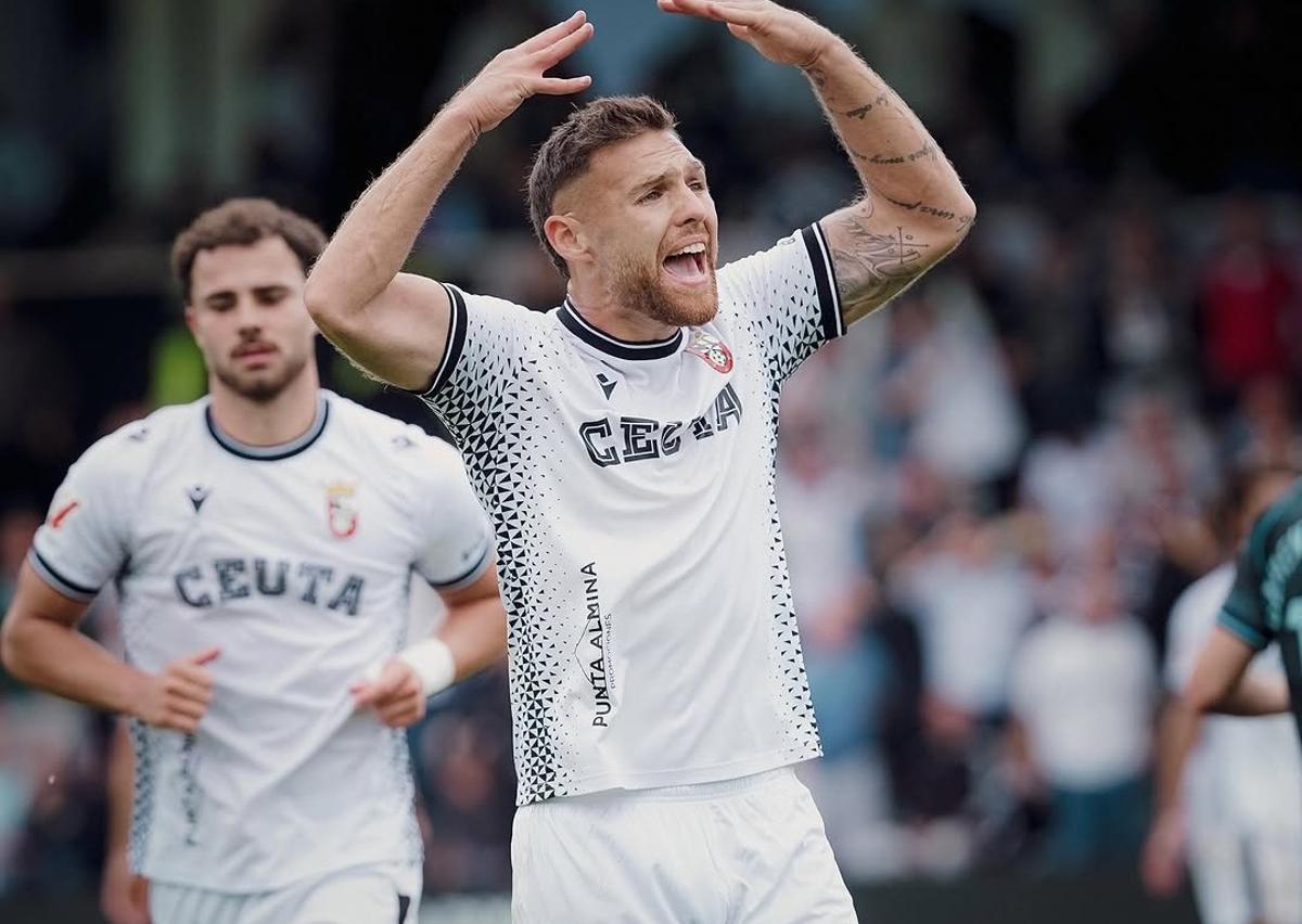 Diego González, tras un gol del Ceuta en la pasada temporada.
