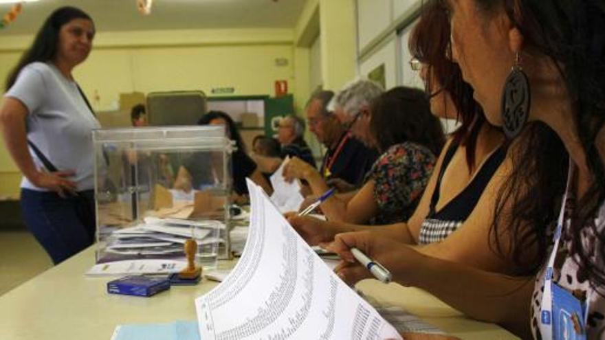 Una mesa electoral de Alicante durante las votaciones del domingo pasado.