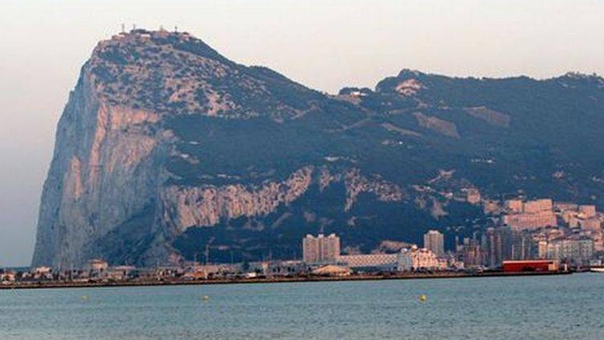 La Royal Navy hostiga a un buque español en aguas próximas a Gibraltar