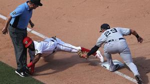 Emilio Bonifacio # 27 de los Nacionales de Washington es sorprendido robando la tercera base por Gio Urshela # 29 de los Yankees de Nueva York durante la novena entrada en el Parque Nacional.