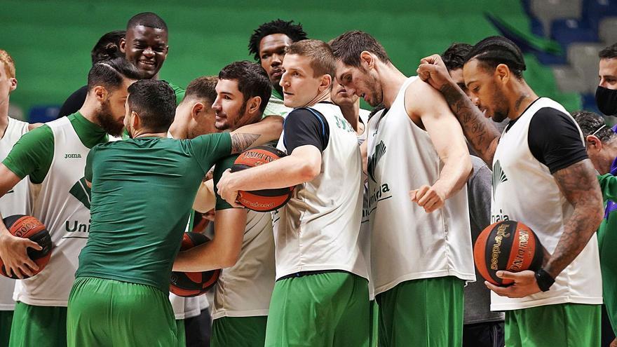 Los jugadores del Unicaja, durante un entrenamiento en el Martín Carpena.