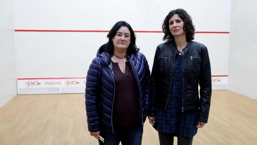Maribel Toyos, vocal de la Federación Asturiana de Squash, y Elisabet Sadó, unas de las jugadoras obsequiadas con un vibrador