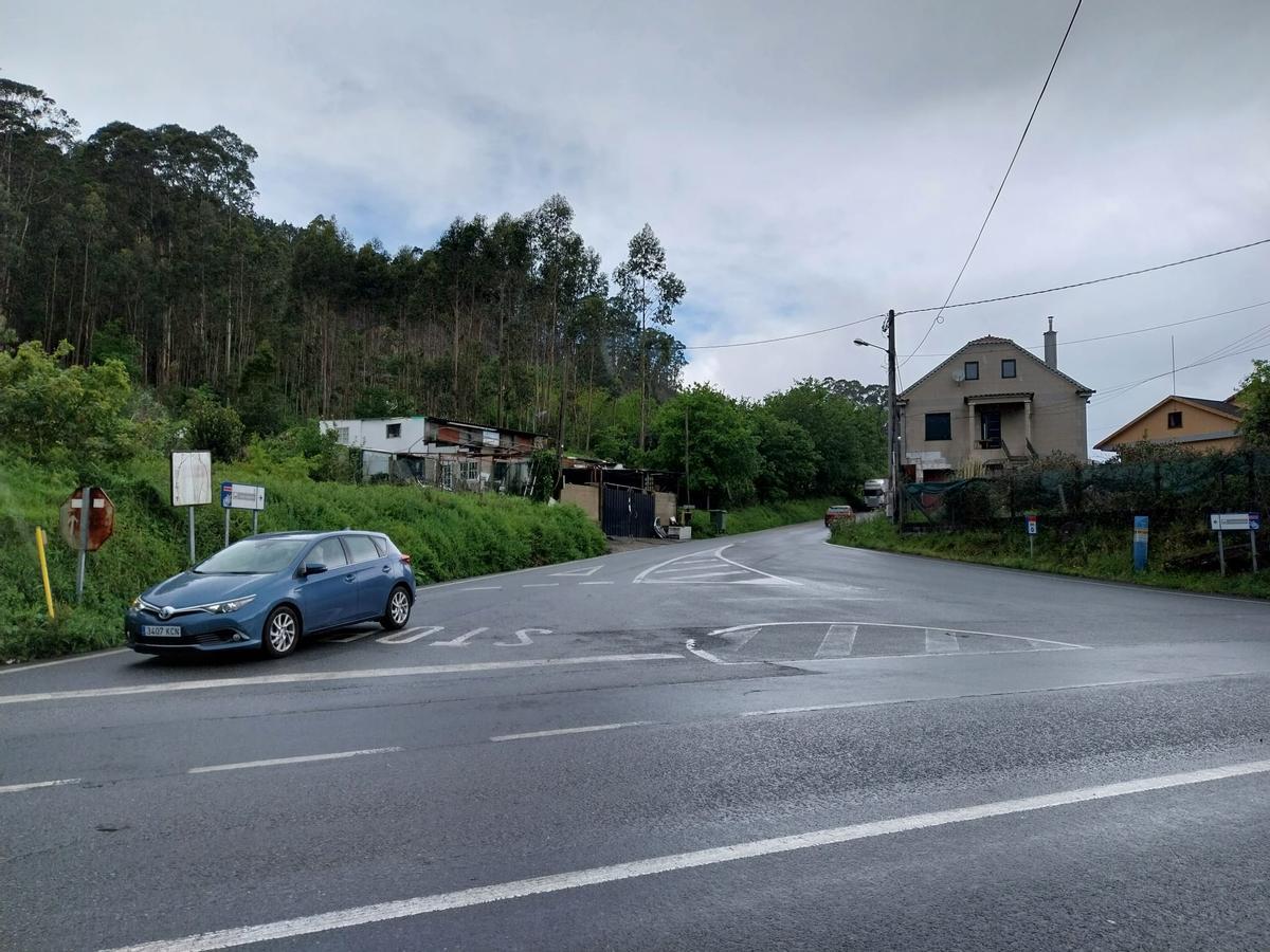 La intersección de la PO-551 en el Alto da Portela con el vial [EP-1301] de acceso al polígono de Castiñeiras, donde se proyecta una gasolinera.