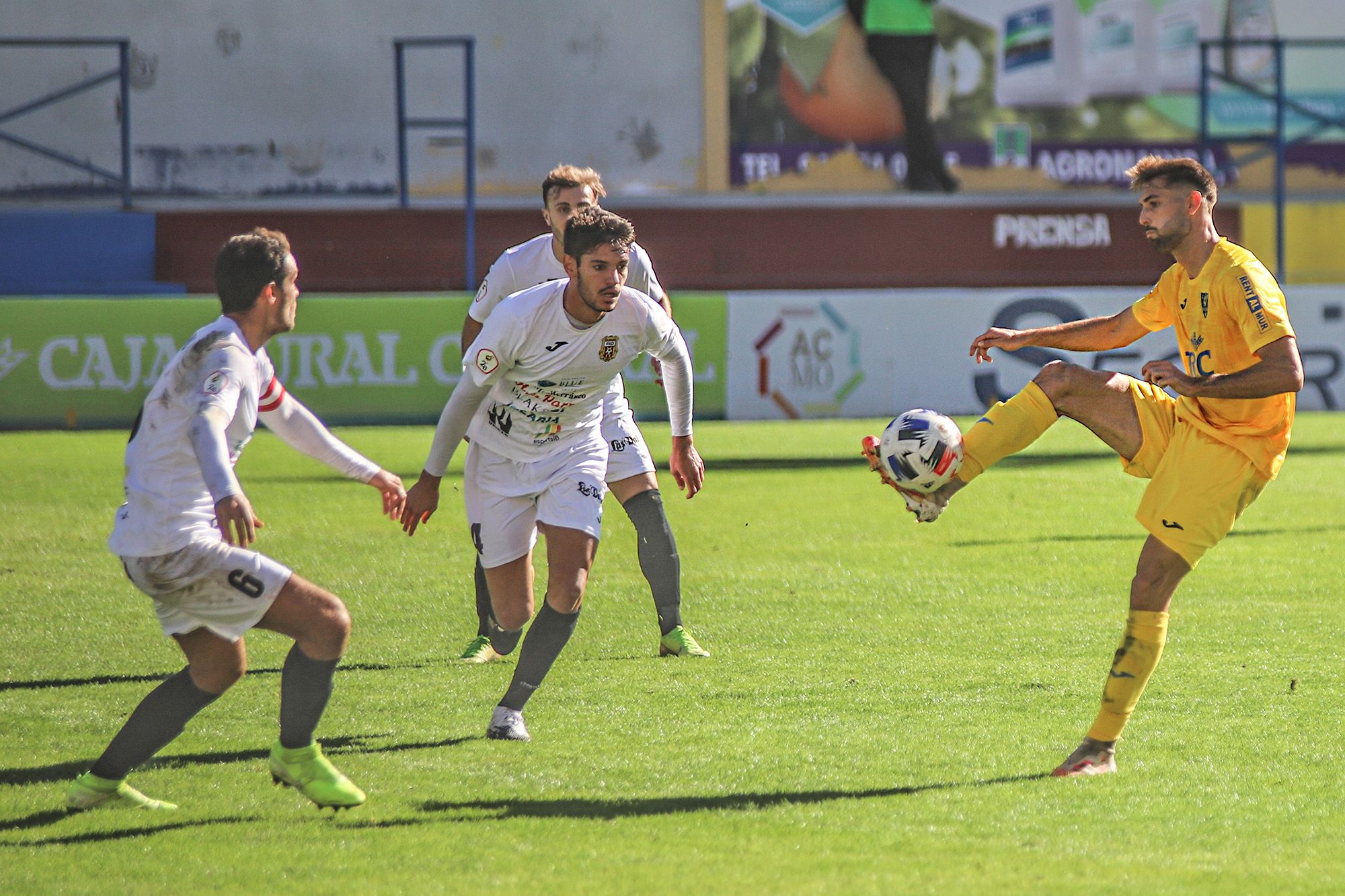 El Orihuela vence al Peña Deportiva y se sitúa tercero