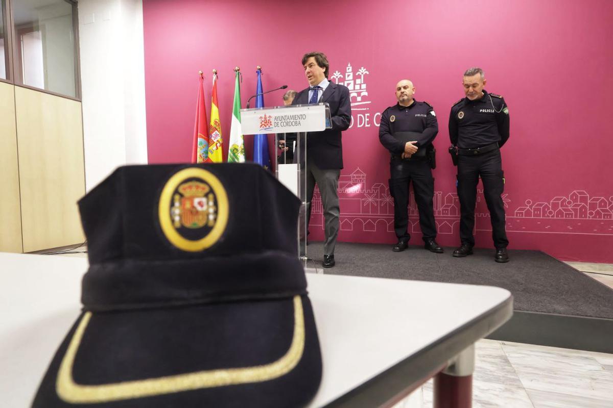 Jesús Coca junto a los agentes durante la rueda de prensa.
