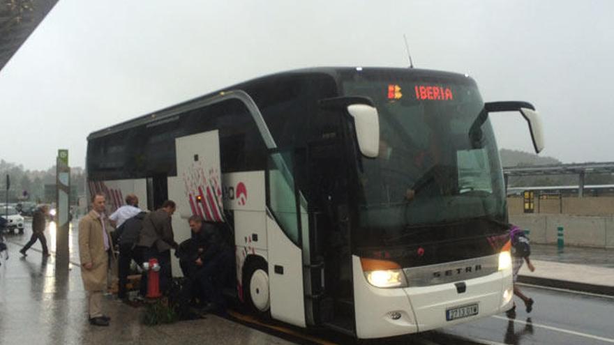 Bus procedente de Santiago con pasajeros // MIRIAM DÍAZ