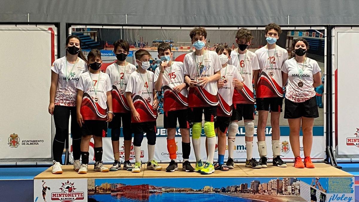 Jugadores del Udenci infantil de voleibol.