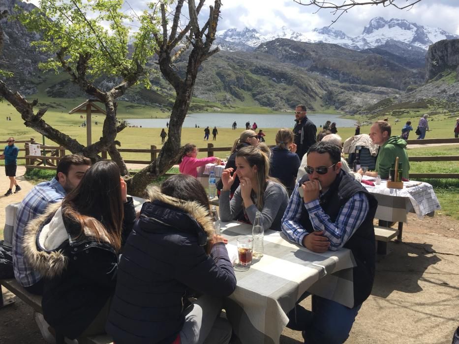 Turistas en los Lagos de Covadonga en el puente de mayo