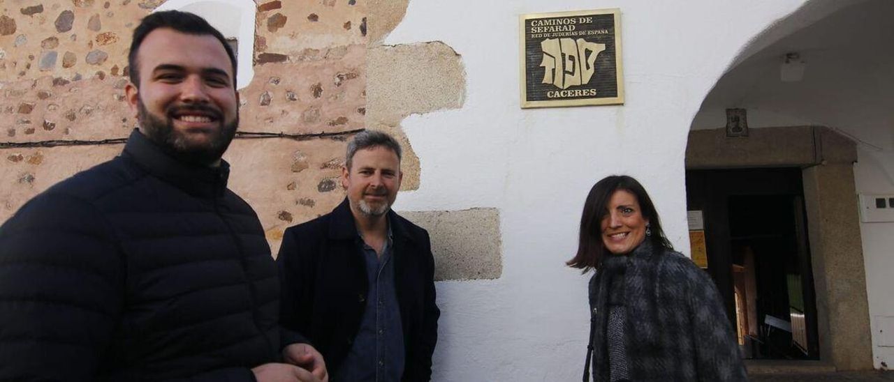 Representantes de la corporación y la gerente de la Red de Juderías de España descubren la placa en la antigua sinagoga de San Antonio.
