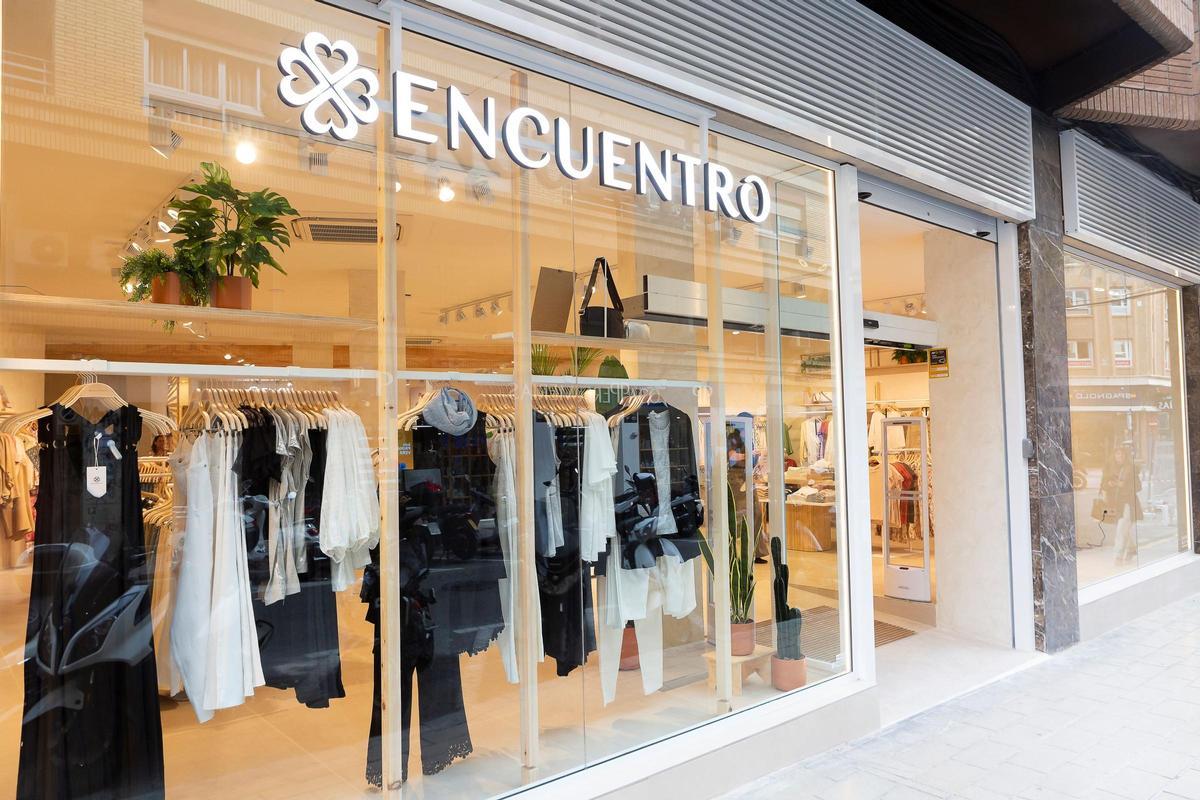 Escaparate de la nueva tienda Encuentro en Alicante.