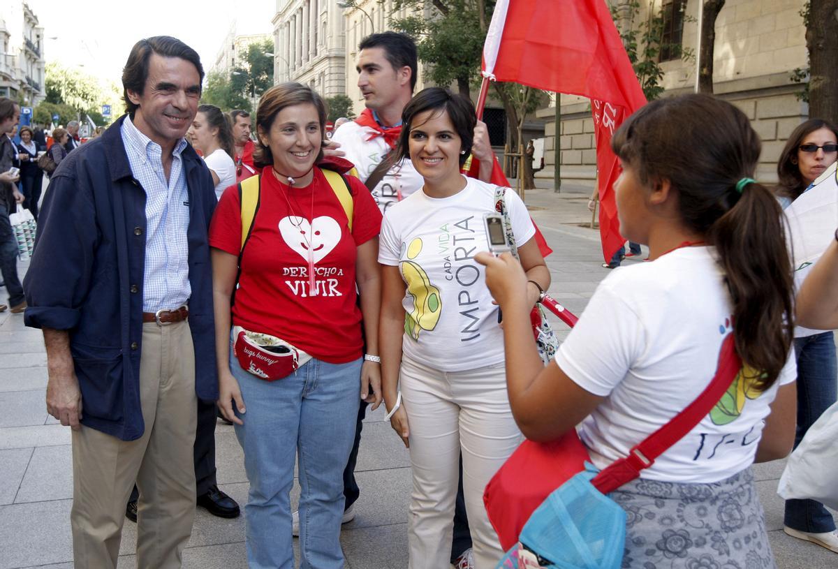 El ex presidente del Gobierno José María Aznar se fotografía con dos participantes de la manifestación contra la Ley del Aborto en octubre de 2009.