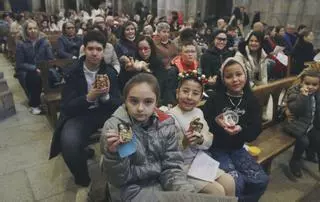 Decenas de niños... bendiciendo a su Niño