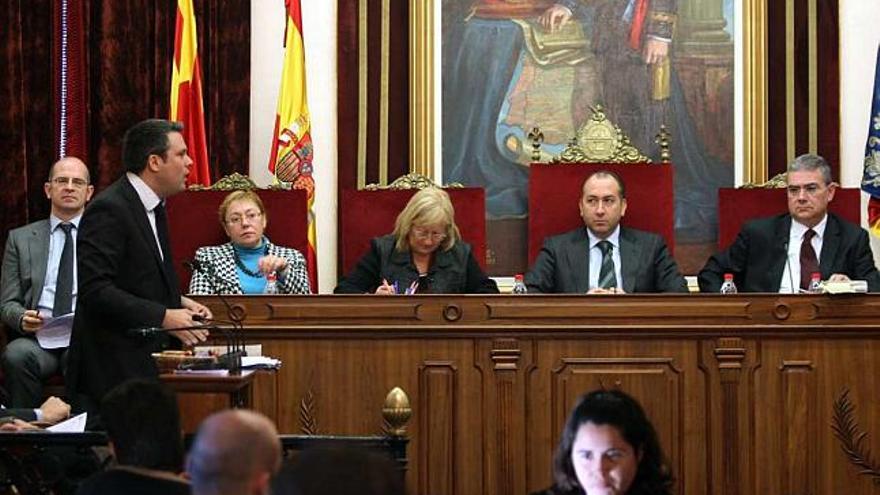 El interventor y el secretario de la Corporación asesoran en los plenos municipales del Ayuntamiento de Elche