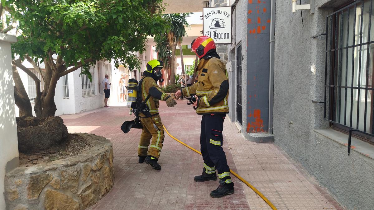 ´Los bomberos se preparan para subir a la vivienda en llamas