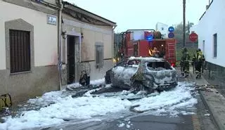 Una discusión entre dos vecinos acaba con un coche ardiendo en Mérida
