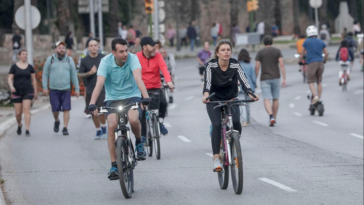 Gente haciendo deporte en el paseo Marítimo durante la desescalada del coronavirus.