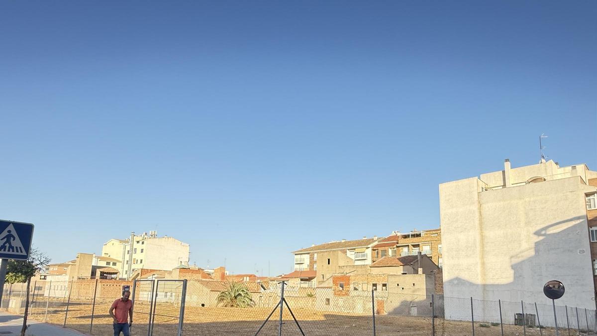 Una de las parcelas ubicada en la calle Domingo Sandoval Sabater en la pedanía de Cabezo de Torres que el Ayuntamiento de Murcia ha sacado recientemente a subasta pública para construir nuevas viviendas, en una imagen tomada esta semana.
