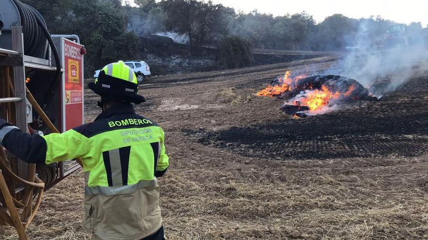 Un bombero de la DPH controla el fuego.