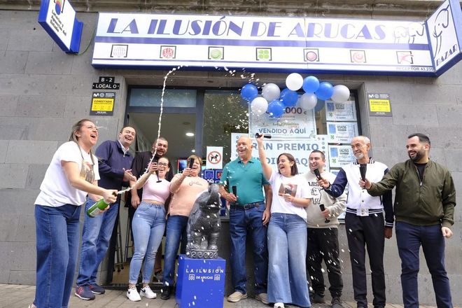 Un clienta aparece con un billete premiado con el quinto puesto en 'La Ilusión de Arucas'