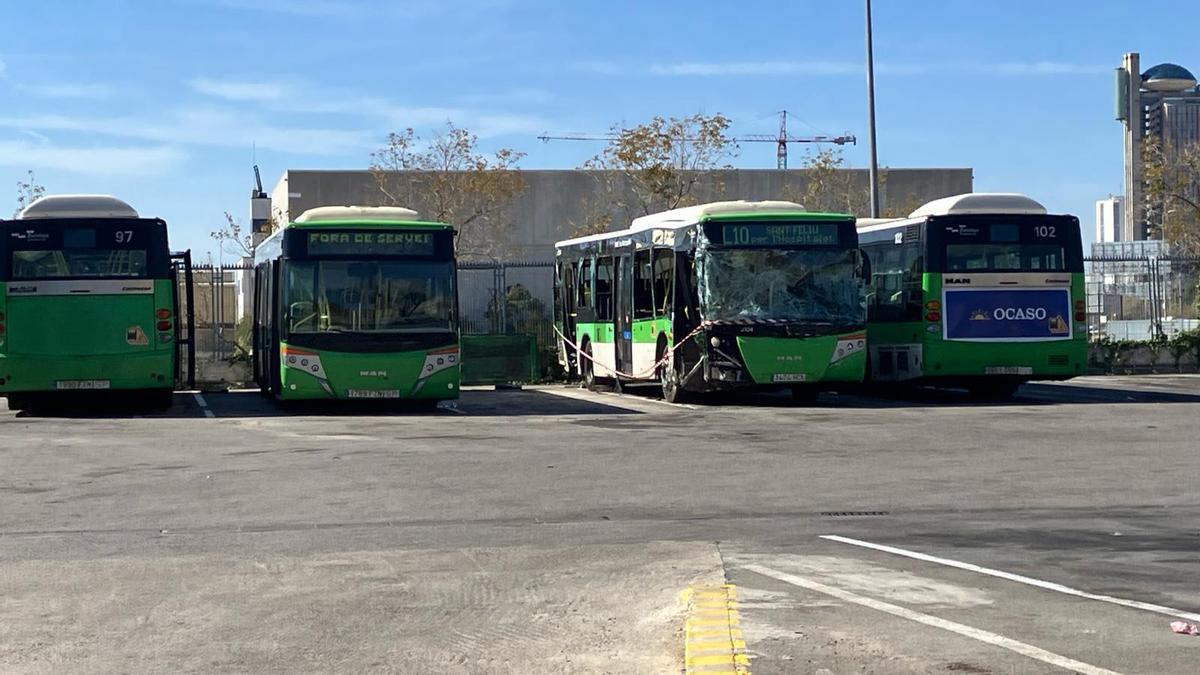 El bus siniestrado en Esplugues, aparcado en el polígono Pedrosa este miércoles