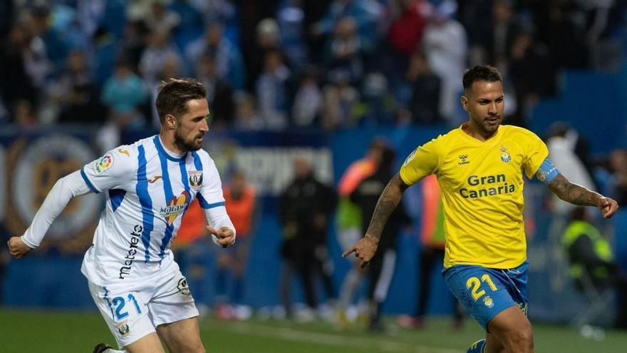 Jonathan Viera conduce el balón perseguido por Jorge Miramón, ayer en Butarque.