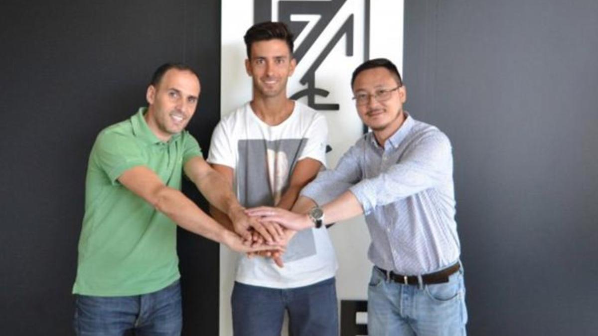 Alberto Bueno, en las dependencias del Granada junto a los representantes del club