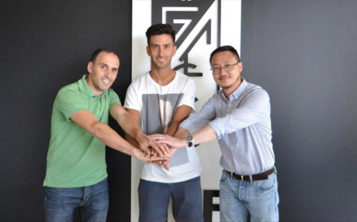 Alberto Bueno, en las dependencias del Granada junto a los representantes del club