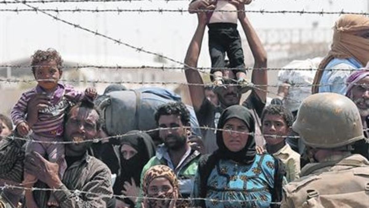 Un grupo de refugiados sirios aguarda para poder cruzar a Turquía, en una imagen de archivo.