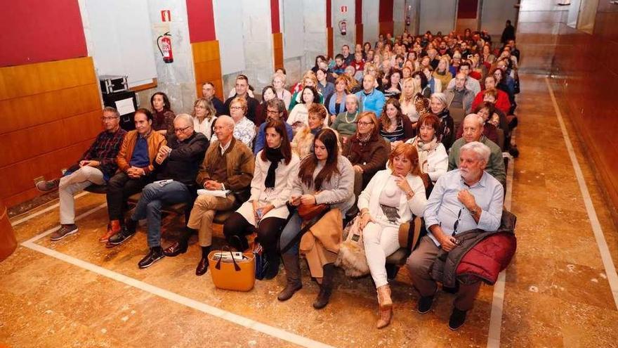 Público que llenó ayer el Club FARO, que se celebró en el Auditorio Municipal do Areal. // José Lores