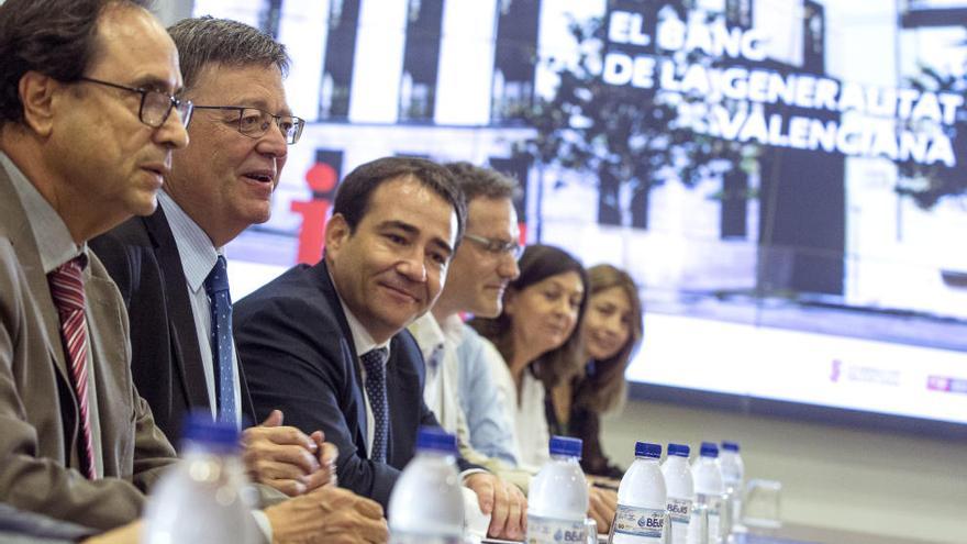 Puig, junto al conseller de Hacienda, Vicent Soler, y el director del IVF, Manuel Illueca.