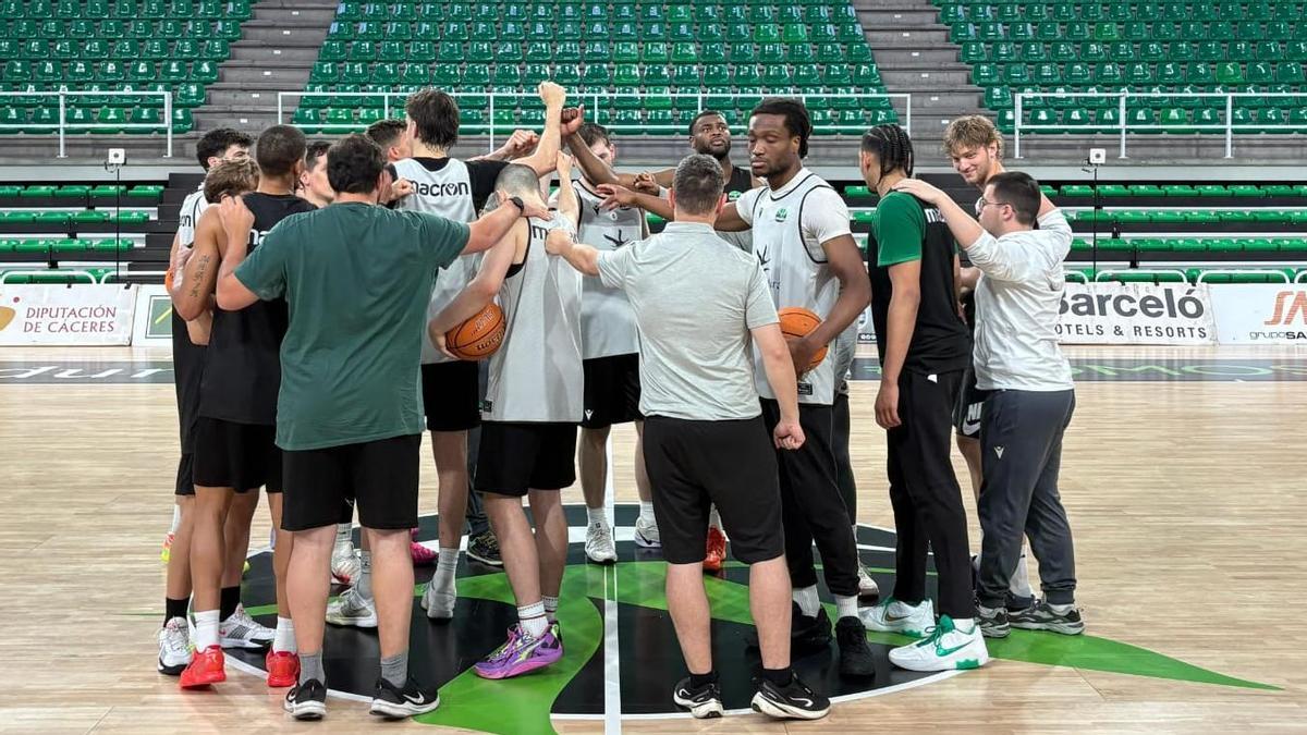 'Piña' de los jugadores del Cáceres tras un entrenamiento.