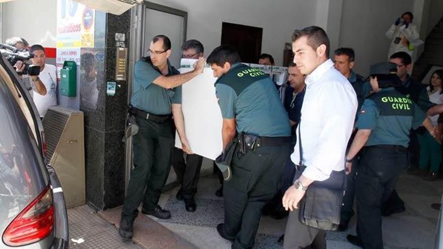 La Guardia Civil se lleva el congelador con el cuerpo. // R. Grobas