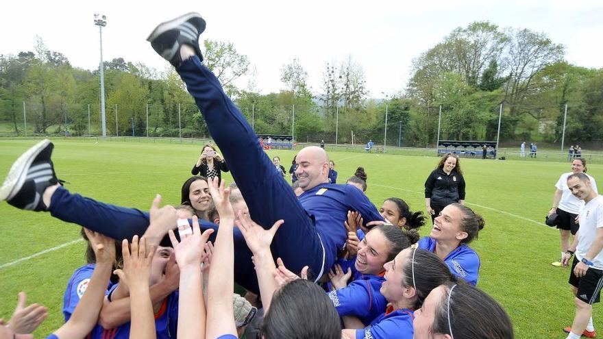 Arboleya, manteado por sus jugadores en la celebración de la Liga esta temporada