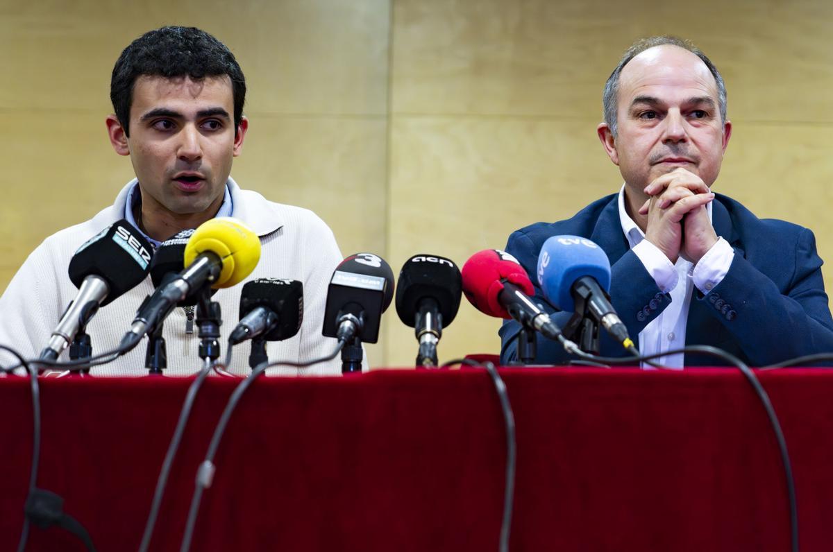 El secretario general de Junts, Jordi Turull, junto al regidor del partido en Ripoll, Ferrán Raigón, durante la rueda de prensa para explicar que no se sumarán a una moción de censura contra Sílvia Orriols