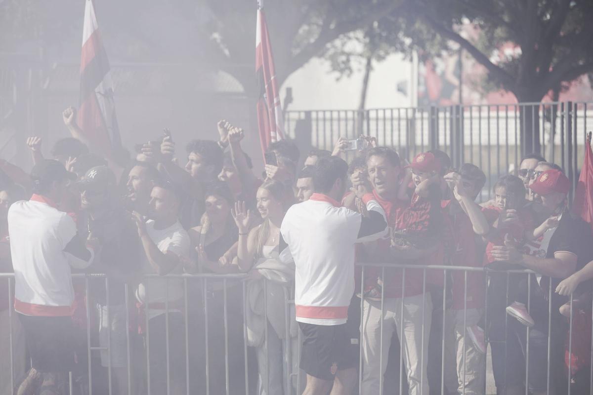 Los aficionados del Mallorca despiden con cánticos al equipo en su salida hacia Valencia