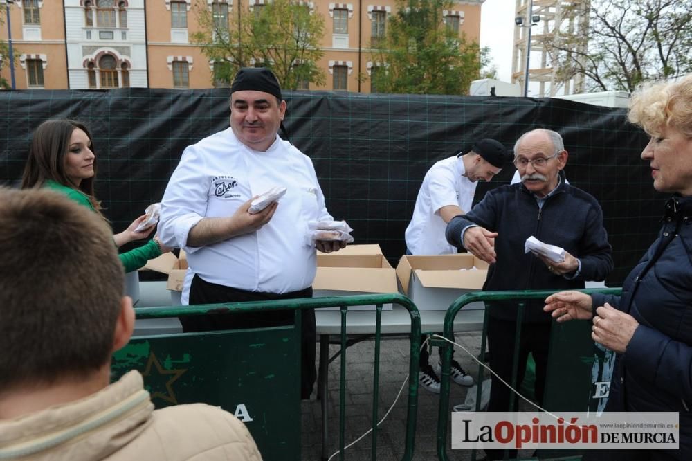 Reparto de pasteles de carne en el Cuartel de Arti