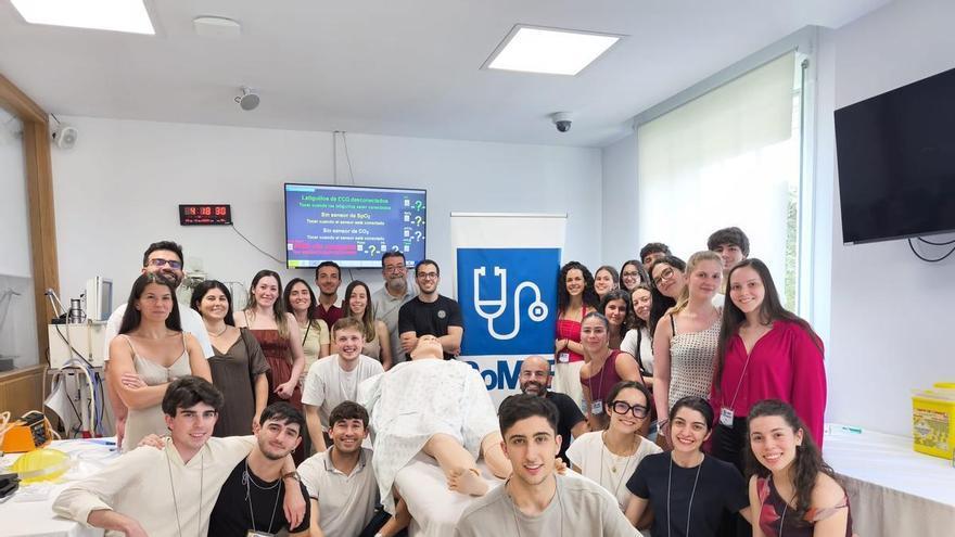 Observar y escuchar al paciente frente al auge de la IA: los alumnos de Medicina que quieren recuperar la enseñanza a pie de cama