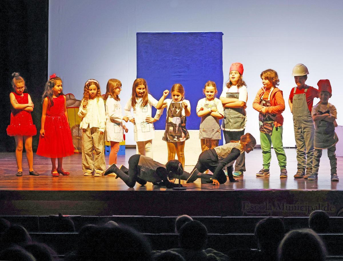 Representación de las XVI Jornadas Municipales de Teatro Escolar en el Auditorio Municipal