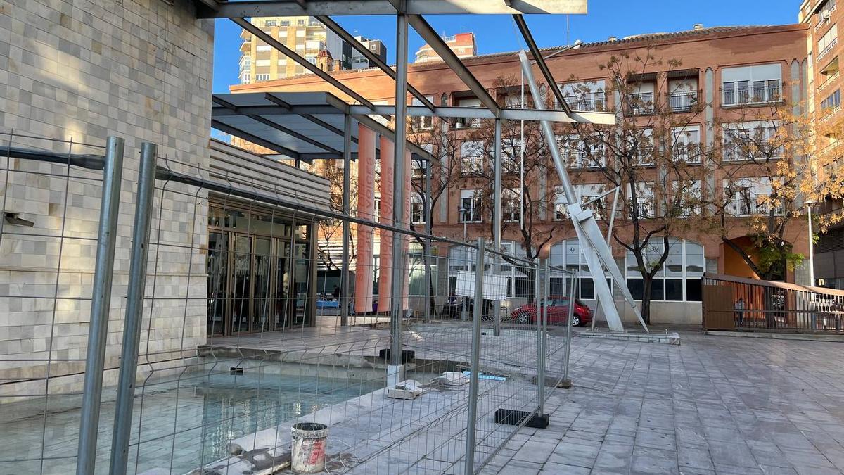 Obras en el estanque exterior del EACC.