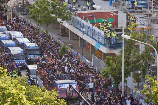 ¡De locos! Las mejores imágenes de una ciudad entregada al Barça