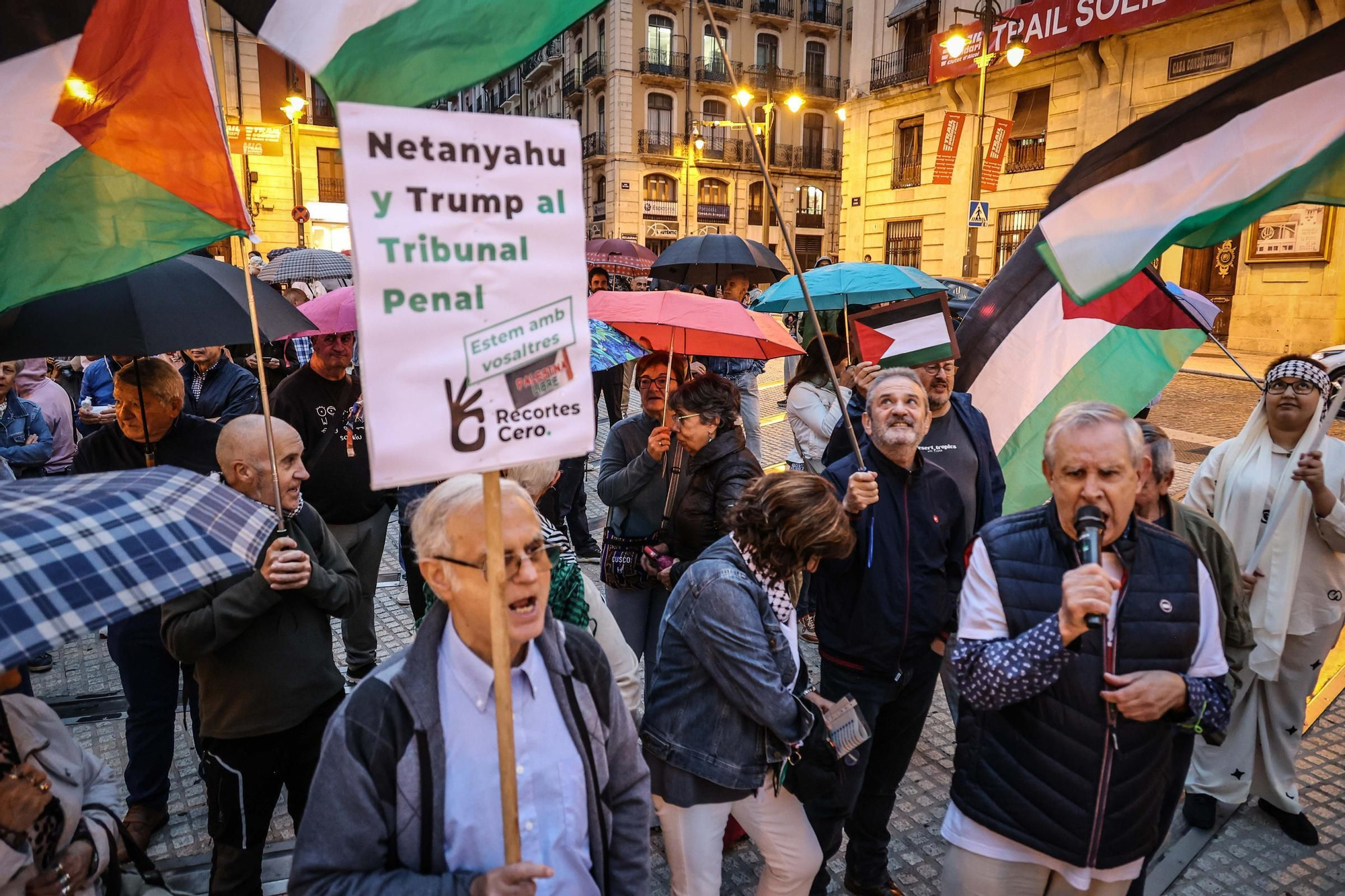 Alcoy se moviliza bajo la lluvia: concentración y marcha ciclista en apoyo al pueblo palestino
